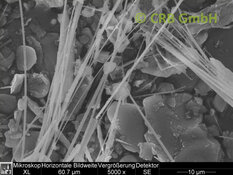 SEM-picture of amphibole asbestos, tremolite in kinetic sand | © CRB Analyse Service GmbH